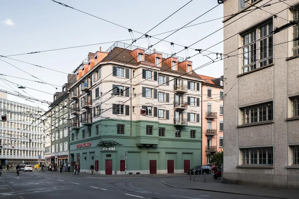 Die Fassade des Haus UTO trägt wieder die ursprünglichen Originalfarben.
