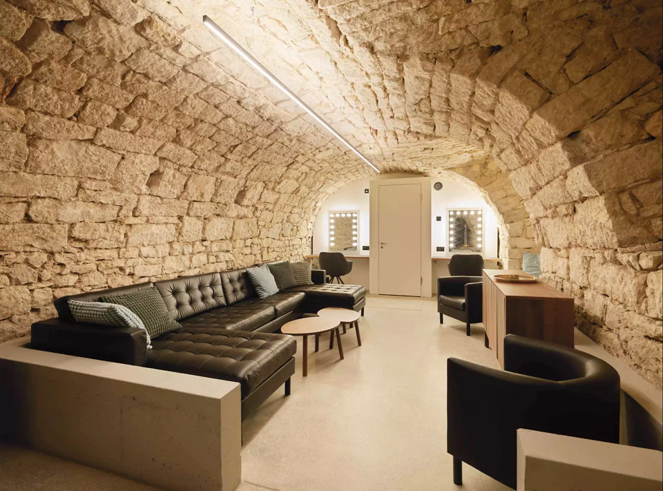 Marabu Künstlergarderobe im Gewölbekeller