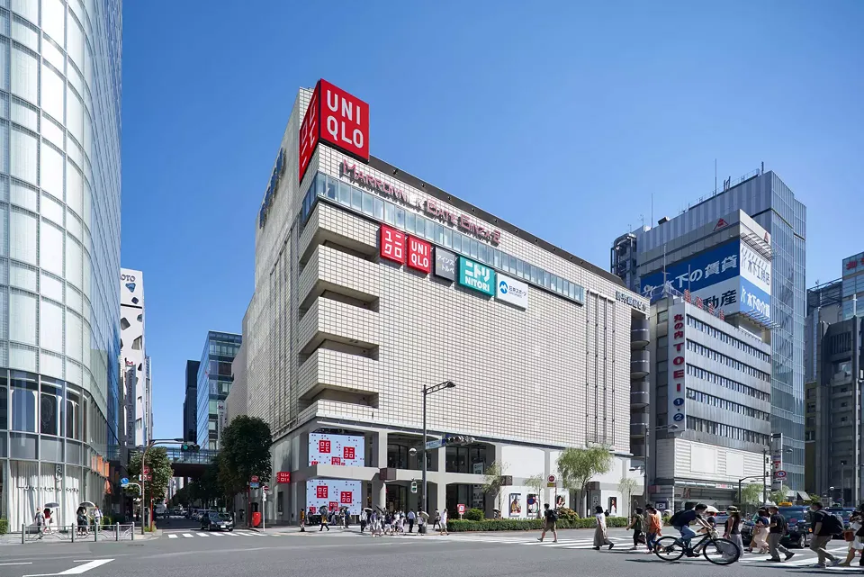 Uniqlo Tokyo ist bereits der zweite Flagship Store des Brandes im Ginza-Quartier. Mit Verkaufs­flächen auf vier Etagen  ist er einer der grössten Uniqlo-Läden in Japan.