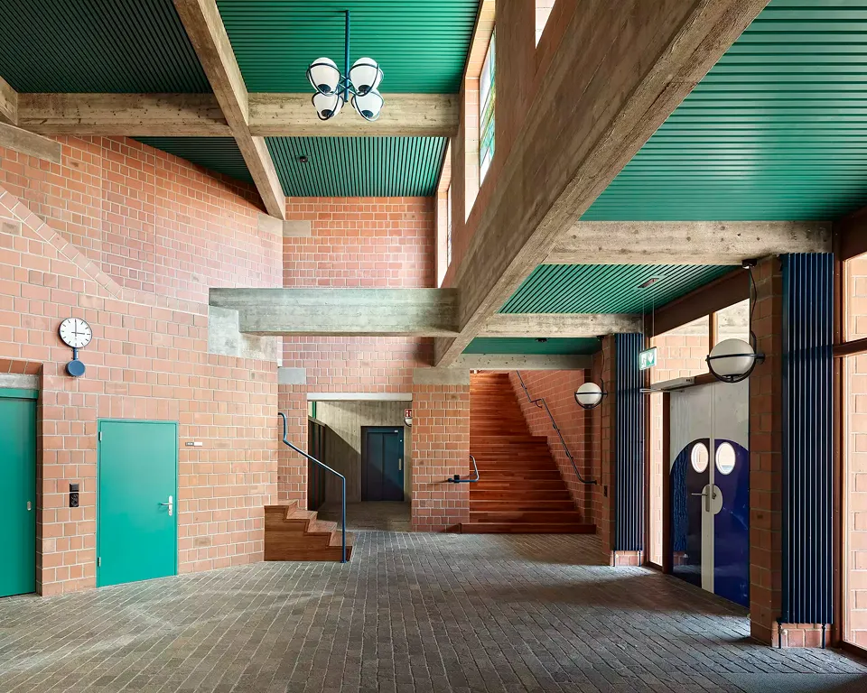 Foyer Aula mit neuer Treppe zur Bibliothek