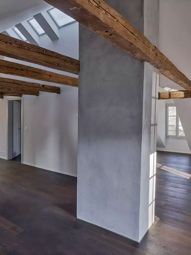 Wohnzimmer im Dachgeschoss mit bestehendem Kamin