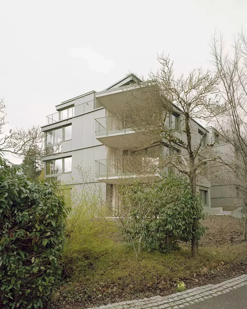 Die ausgreifende, polygonale Form des Gebäudes verzahnt Wohnraum und Natur. Durch die unkonventionelle Fügung eines vertrauten Materials entsteht ein eigenständiger Ausdruck.