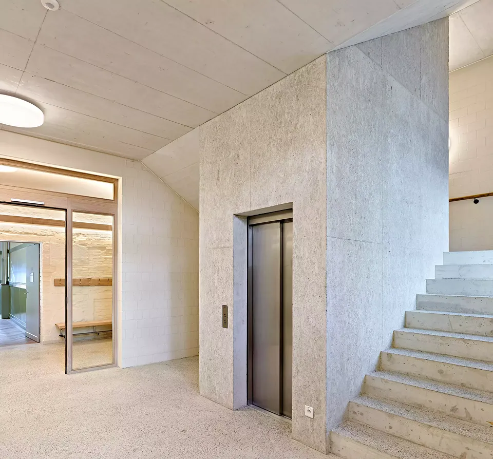 Treppenhaus West mit Lift