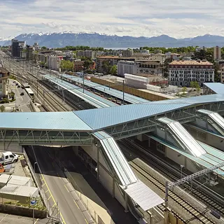 Passerelle «Rayon Vert» et places de la gare