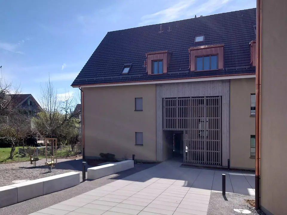 Durchgang Haus C vom Platz