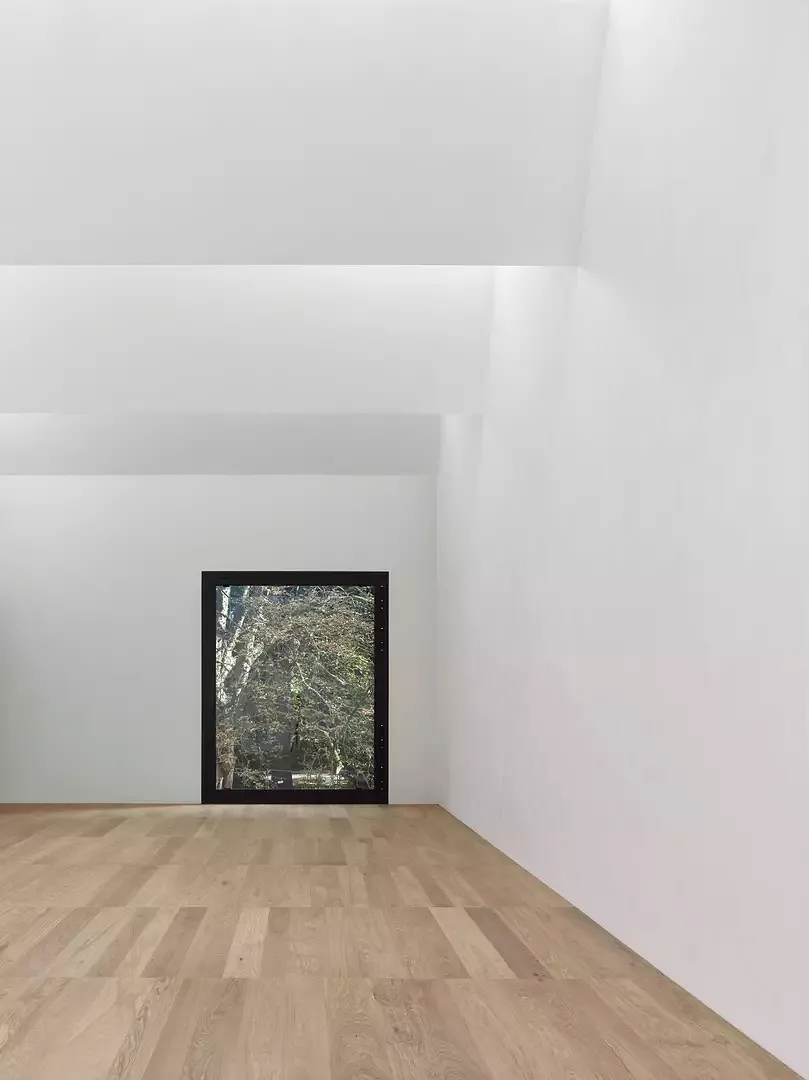 Ausstellungsraum mit Ausblick