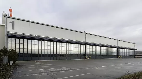 Süd Fassade, Blick auf den Eingang in die Montagehalle