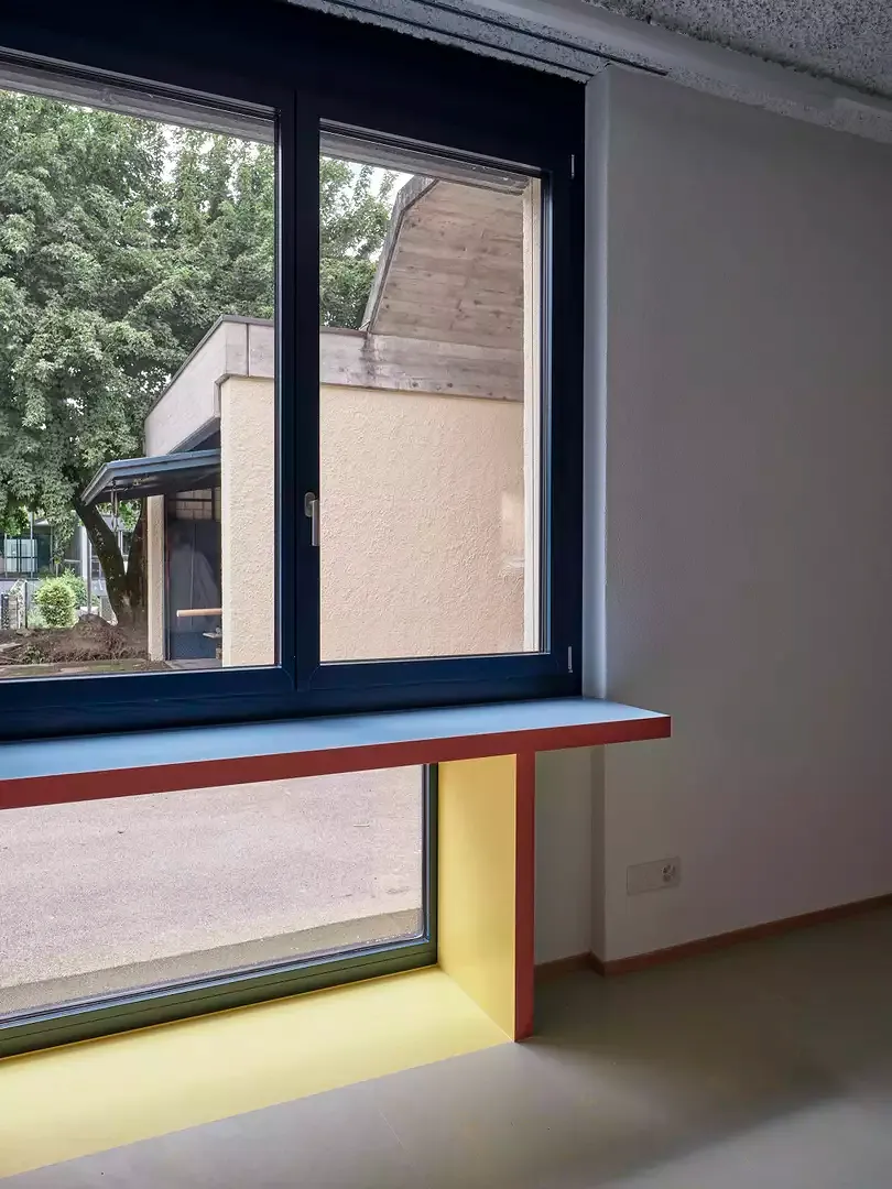 Fenster mit neu verglaster Brüstung