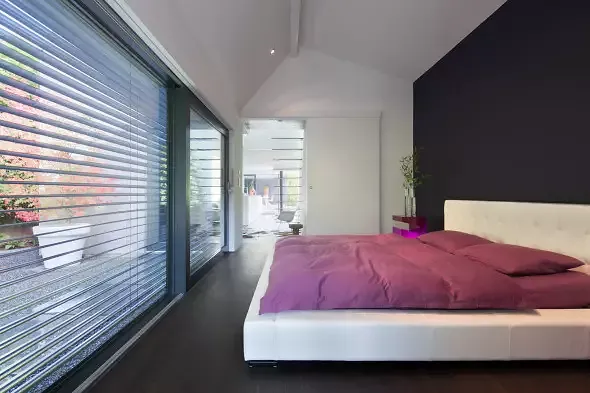 Schlafzimmer im EG mit Ausblick zum Eingangsbereich ©: Börje Müller-Nolasco, Basel