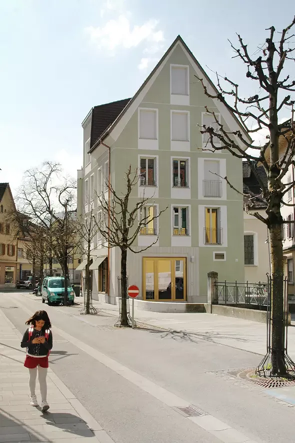 Nordostfassade mit Gartenplatz