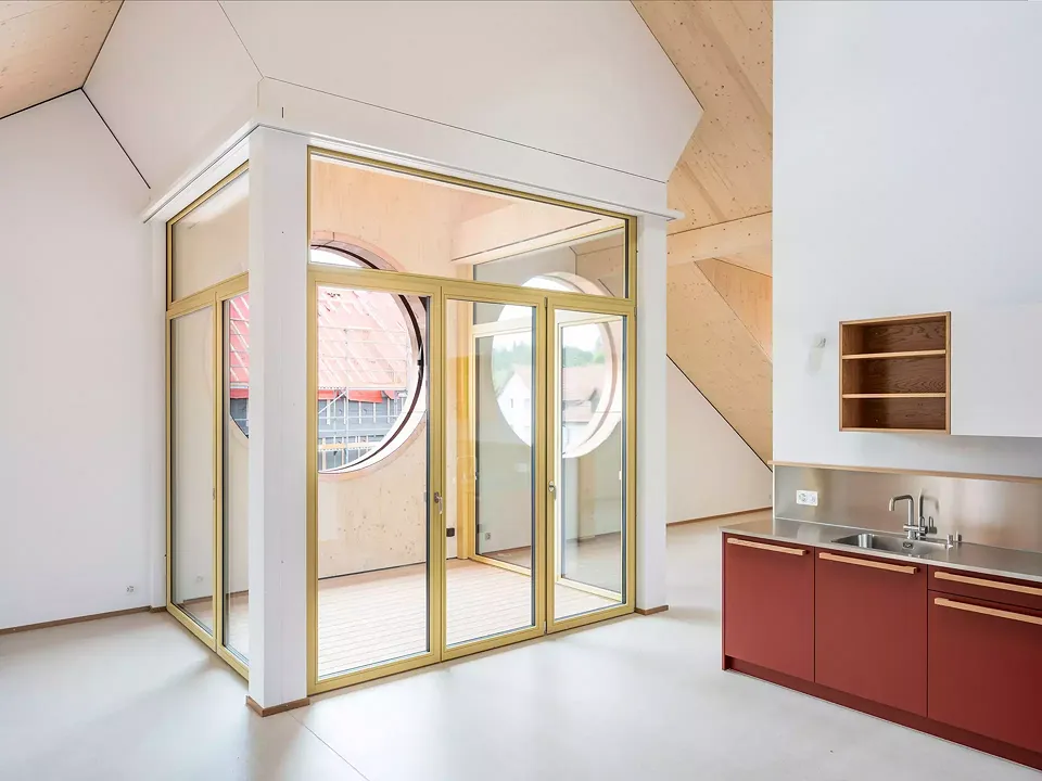 Loggia im Dachgeschoss mit verschliessbarem Rundfenster