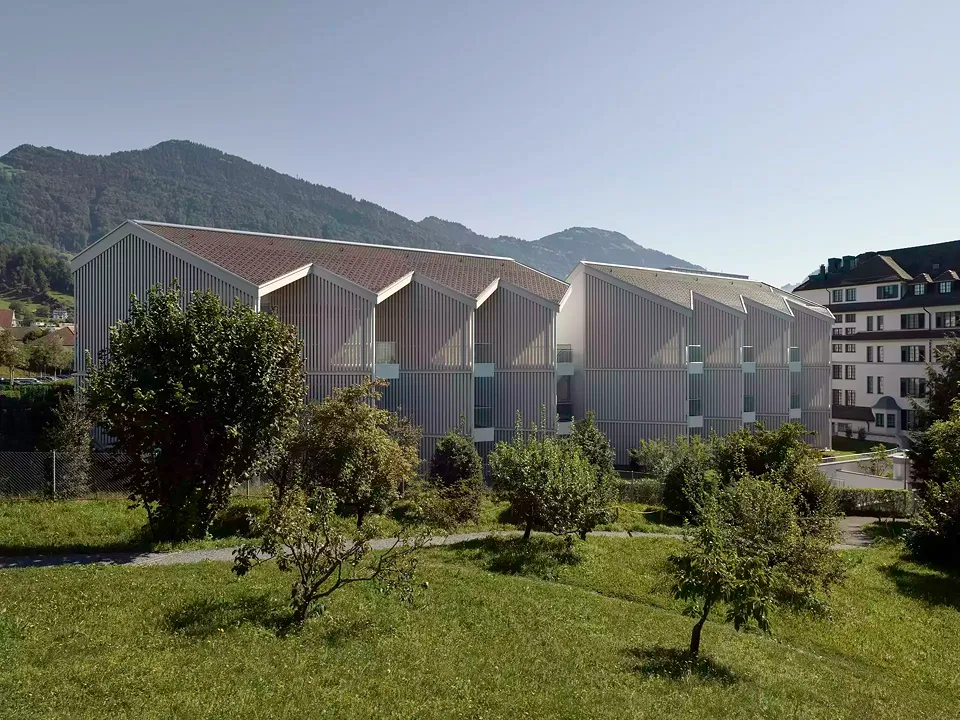 Nuovo edificio in legno vista nord-ovest