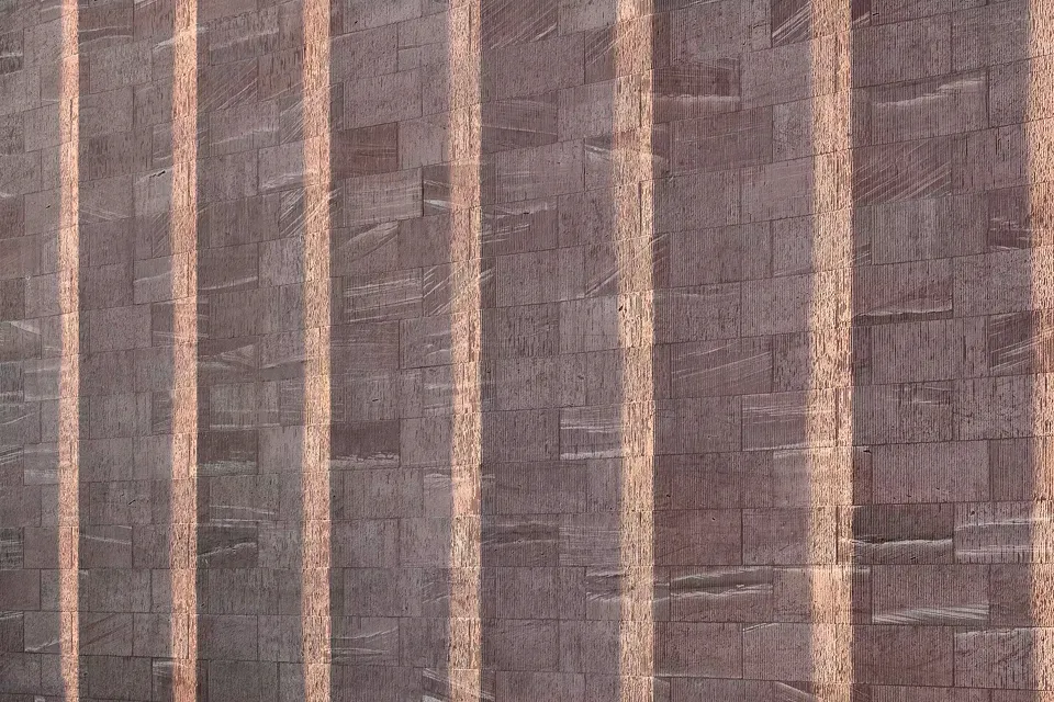 Jeux d'ombre et de lumière sur la façade en grès cannelé