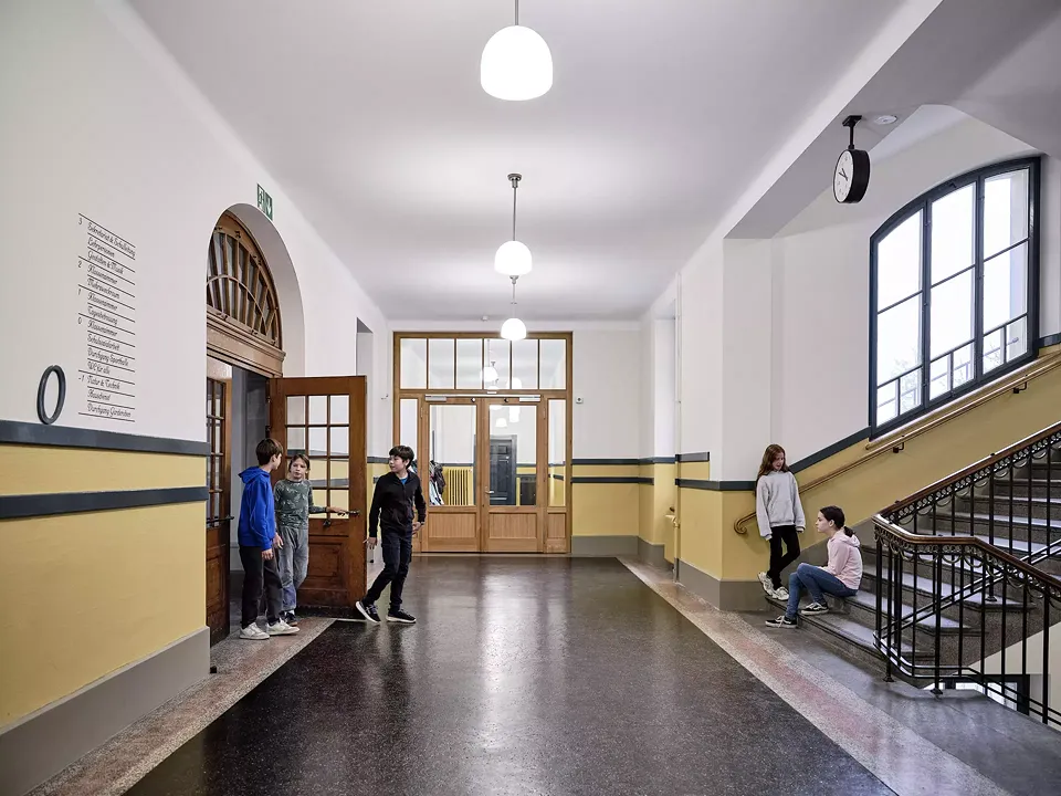 Hall avec cage d’escalier