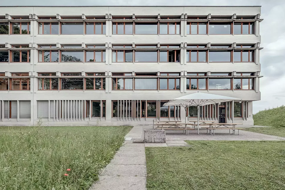 Gartenfassade mit Neugestaltung Aussenraum