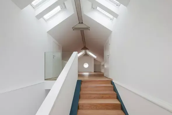 Chambre à coucher dans l'ancien combles