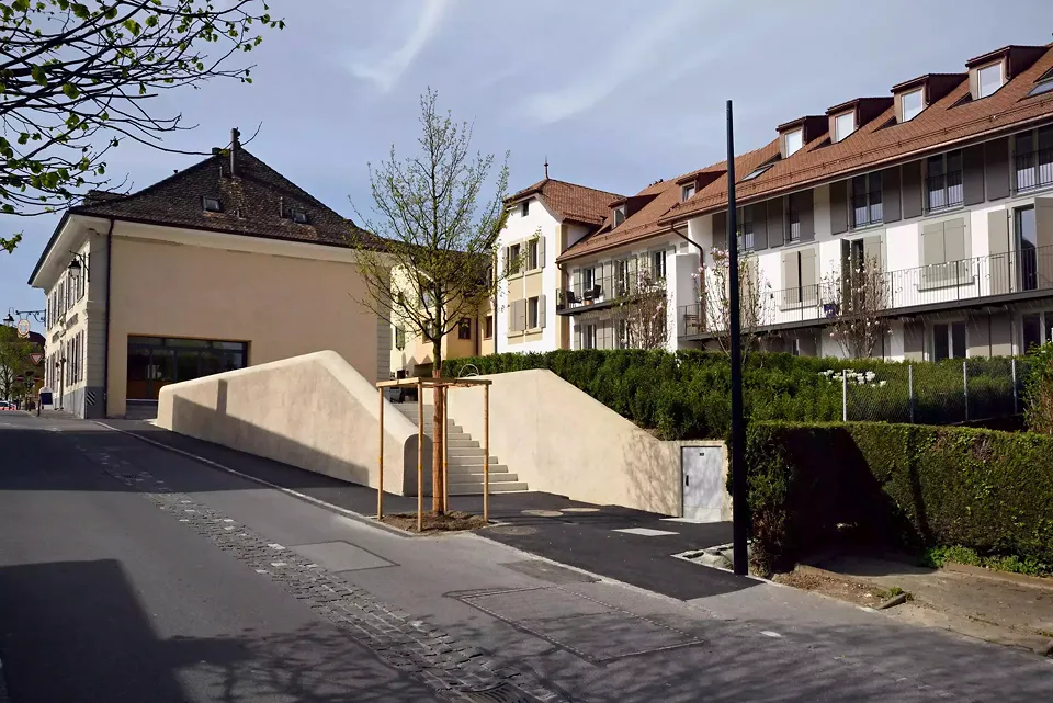 En accédant à la place  par des escaliers, le public  peut apprécier un dialogue cohérent entre les différents ouvrages historiques et la nouvelle surface aménagée.