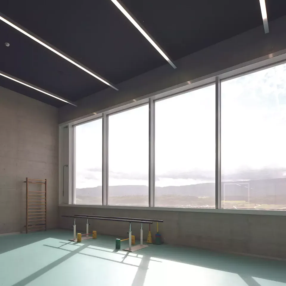 grandes ouvertures cadrant le paysage