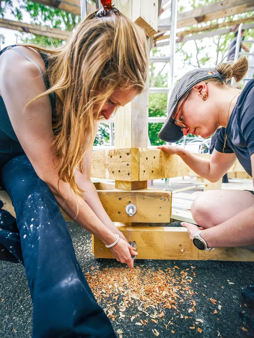 Fügen der vorfabrizierten bzw. vorbereiteten Elemente der Struktur «Triangel» vor Ort auf dem Inseli in Luzern.
