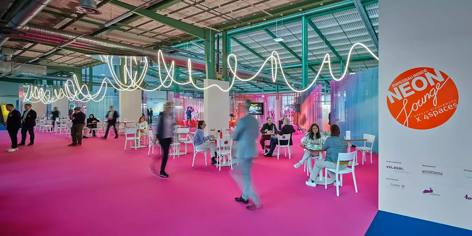 #NEONLOUNGE schafft Raum für Austausch, Vorträge und Gastronomie rund um die Themen der Innenarchitektur