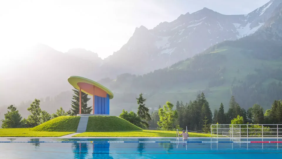 Wiederhergestelltes 50-Meter Schwimmbecken und rekonstruierter Musikpavillon