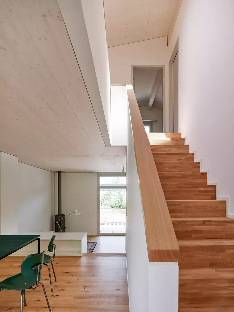 Splitlevel, Wohn-Essbereich und Treppe zum OG