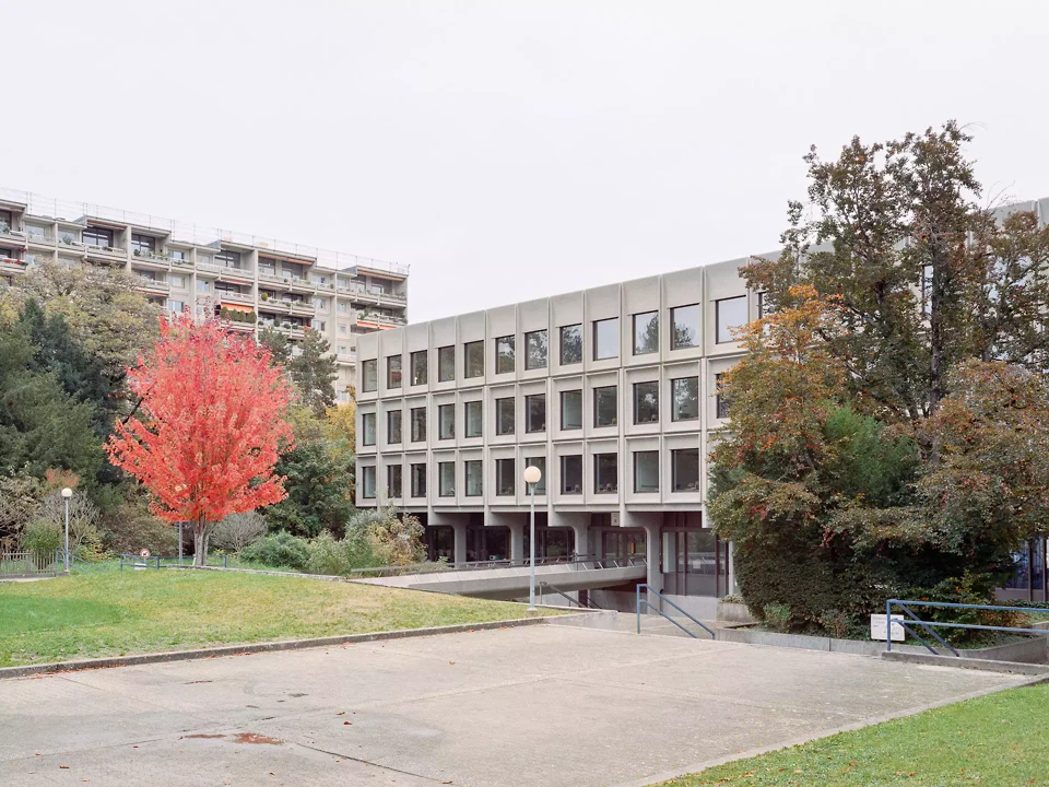 Das Collège Rousseau liegt zurückgesetzt von der Strasse und eingebettet zwischen Wohnhochhäusern