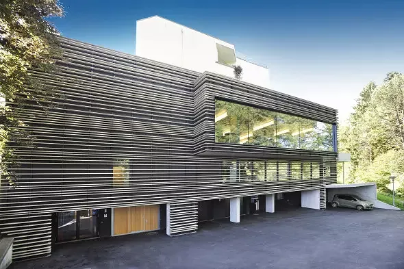 Façade impressionante avec 370 mètres de baguettes