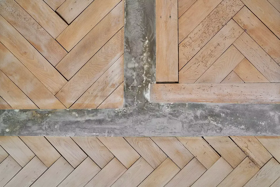 Les sols de l'étage supérieur ont été débarrassés de l'enduit et le parquet à chevrons en hêtre situé en dessous a été remis en état.