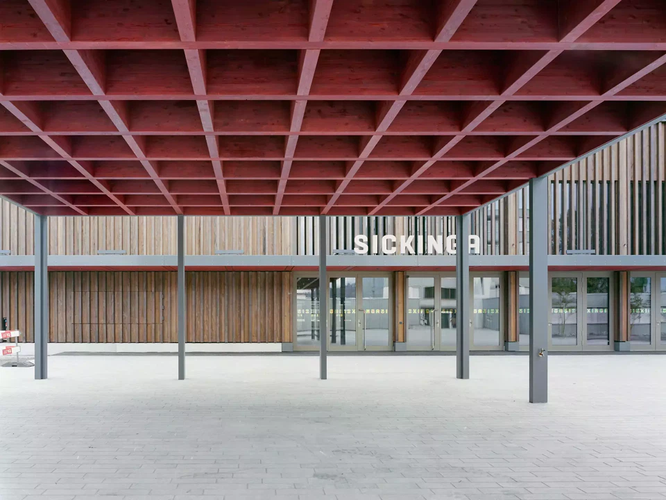 Überdeckter Aussenraum als Erweiterung des öffentlichen Lebens