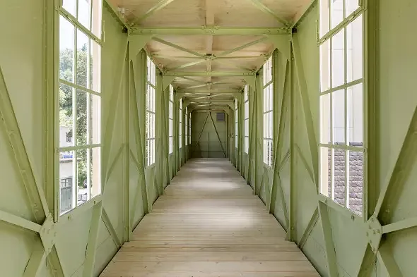 Die sanierte Passerelle führt ins Nebengebäude