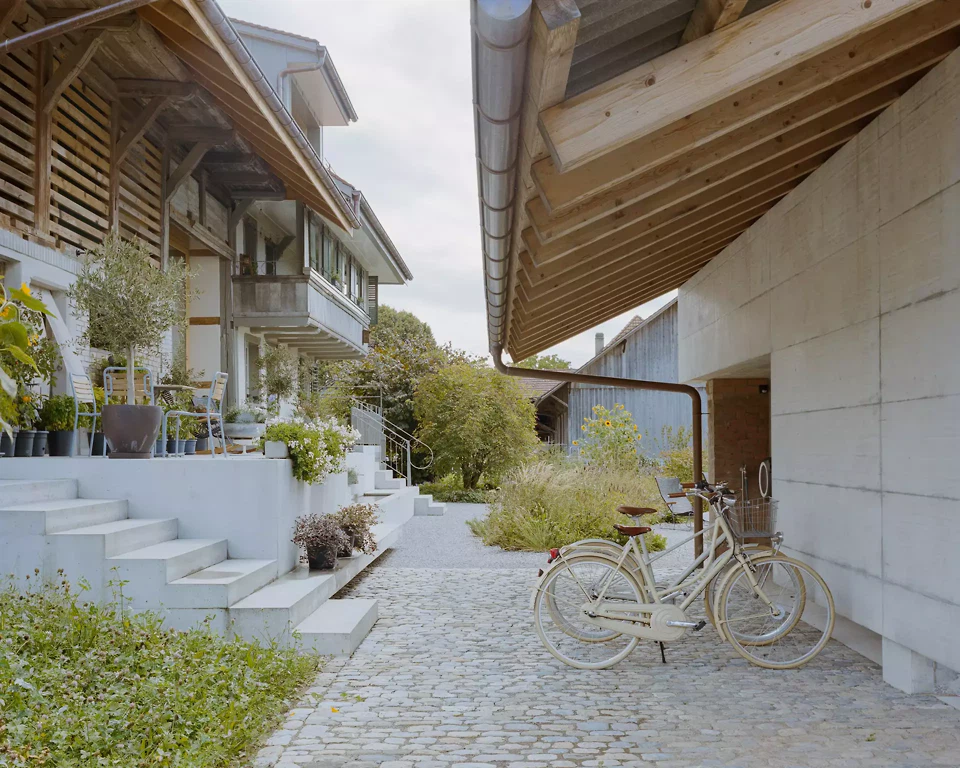 Nebengebäude fasst den Hofraum und geht aus dem ehemaligen Querbau hervor.