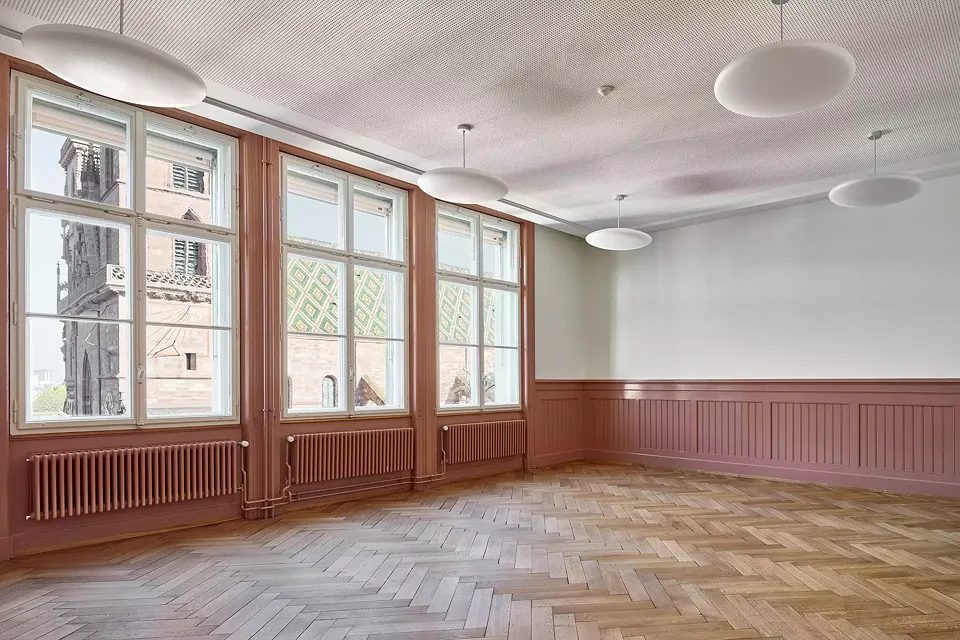 Salle de cours avec la cathédrale de Bâle en arrière-plan
