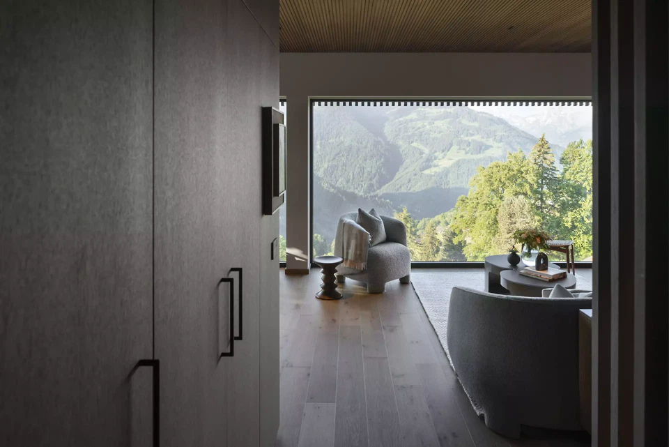 Blickbeziehung durch den Raum – gezielte Öffnungen rahmen die Umgebung