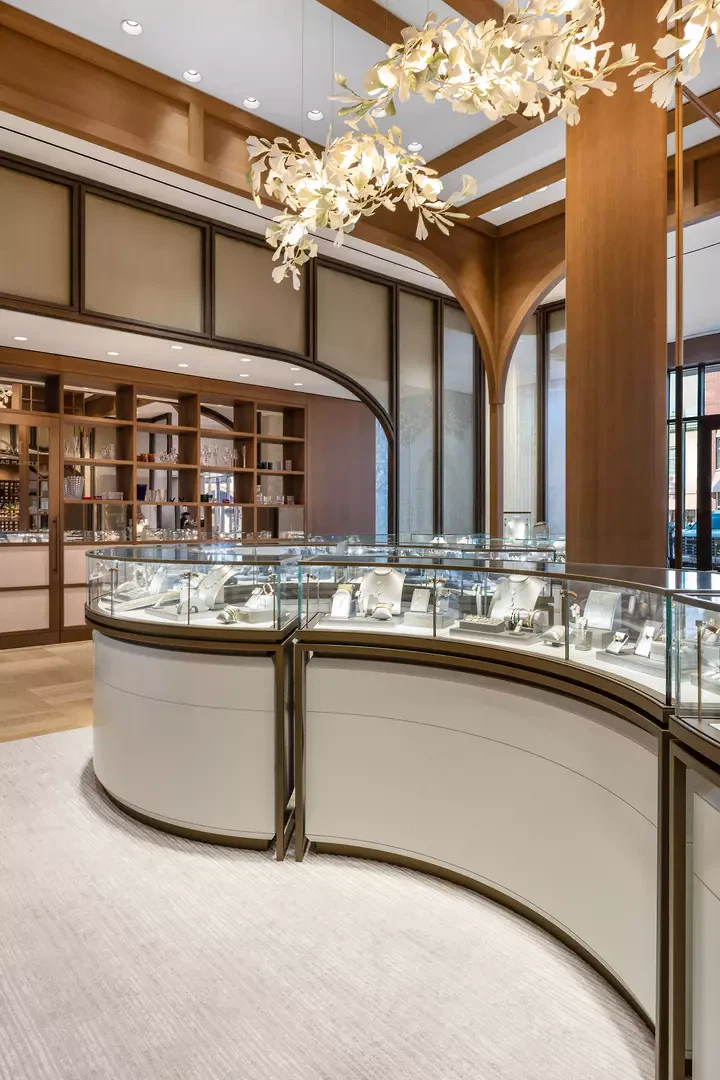 Comptoir incurvé avec des vitrines pour la présentation de montres et de bijoux