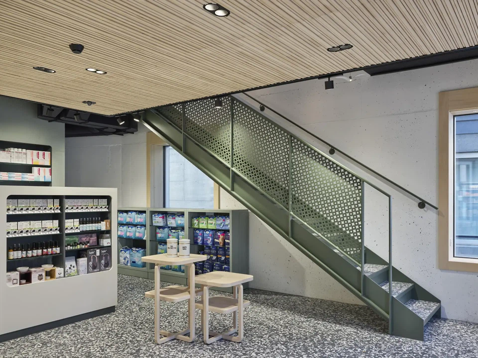 Stahltreppe und Ausstelltische