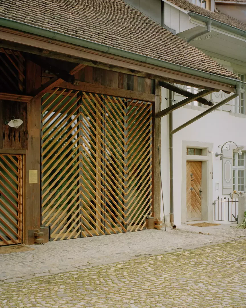 Falttor mit diagonaler Schalung vor der Toreinfassung, geschlossen