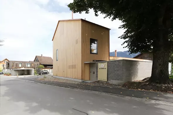 Blick nordwestlich von der Strasse