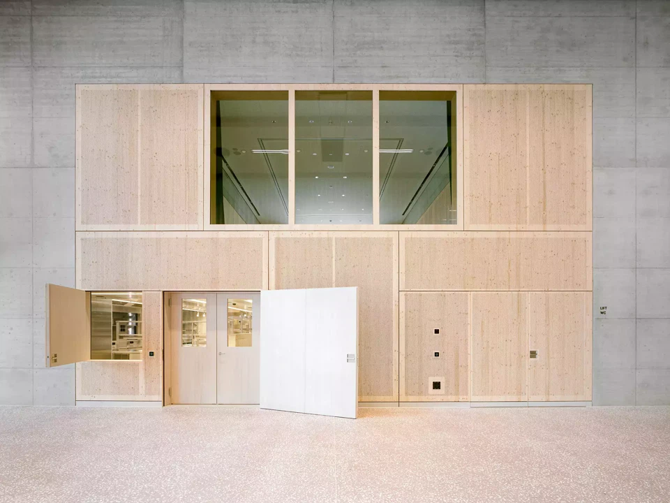 Holzverkleidungen mit integrierten Funktionen strukturieren den Innenraum