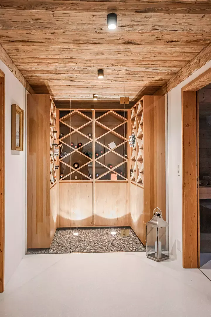 Cave à vin au niveau du socle