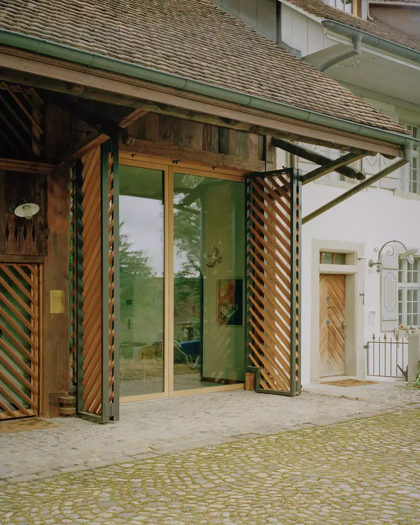 Falttor mit diagonaler Schalung vor der Toreinfassung, geöffnet
