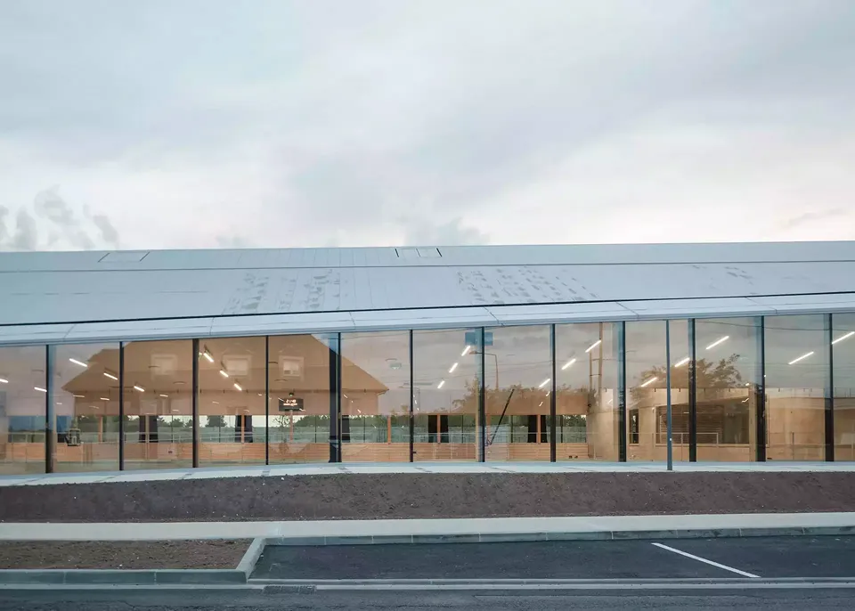 Fassade Durchblicke Sportzentrum Gilles Boutantin
