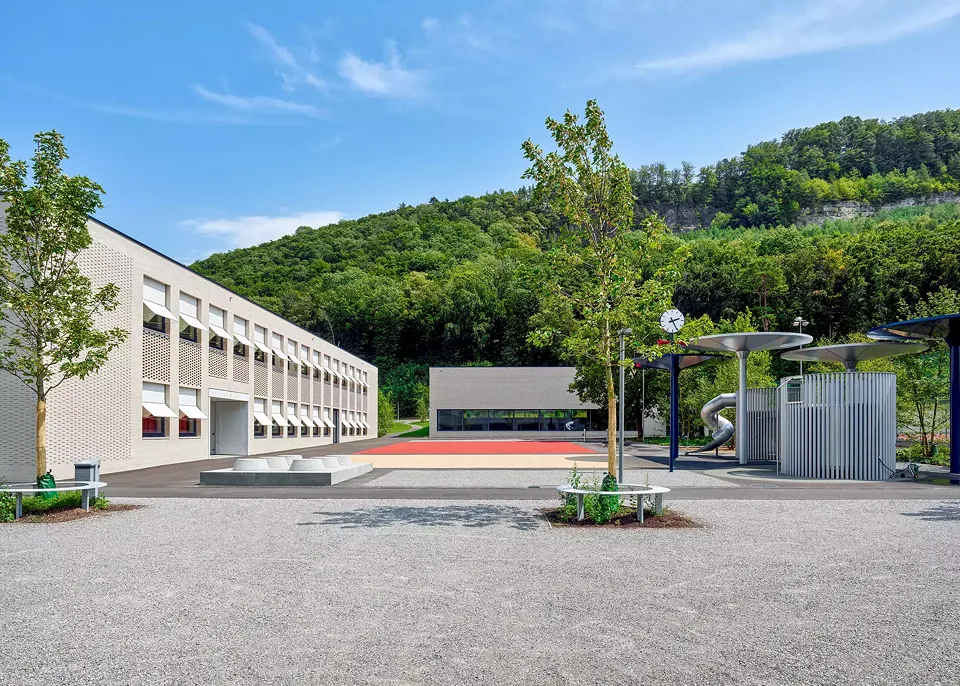 Aussenansicht mit neuem Pausenplatz