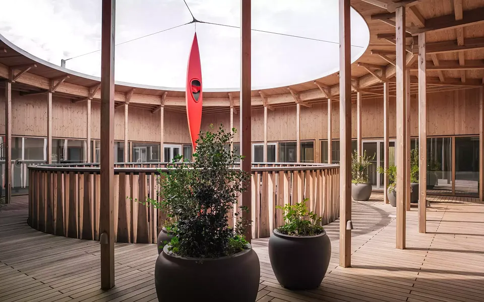 Les cours sont rondes,  alors que les pièces sont majoritairement orthogonales dans le bâtiment. Cette particularité, en plus de la lumière et de la verdure qu’elles apportent, affirme leur statut public.