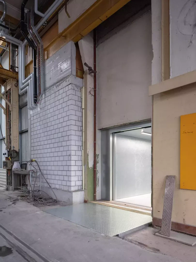 Das bestehende Gebäude spiegelt sich im neuen Material