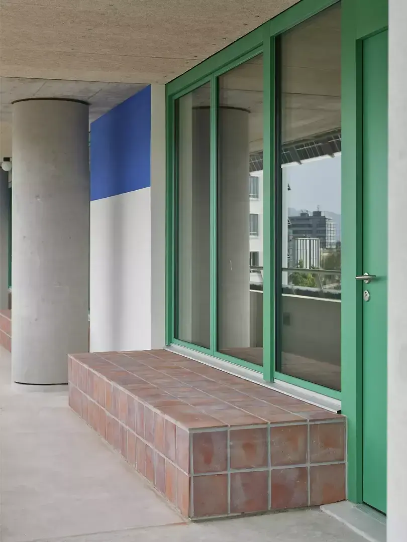 Des coursives et des  bancs sur lesquels on peut effectivement s’asseoir invitent à la détente et aux discussions entre voisins. 