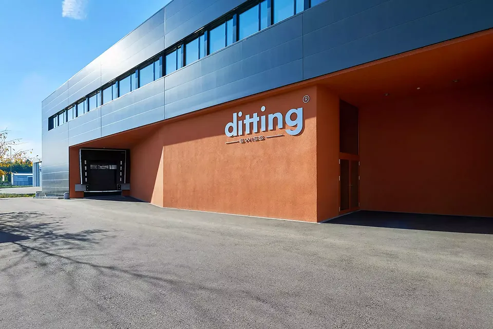 Haupteingang mit Anlieferungsrampe