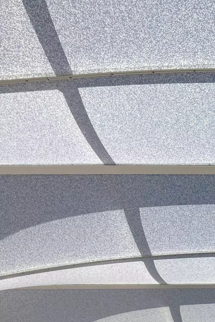 Das Textil des Pilgerforums mit dem spezifisch für den Ort entwickelten Punktmuster verstärkt die Wirkung des Himmels analog zur Wettersituation