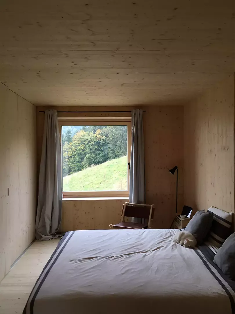 L’étage inférieur se veut simple et fermé afin que  ses occupants bénéficient d’intimité.