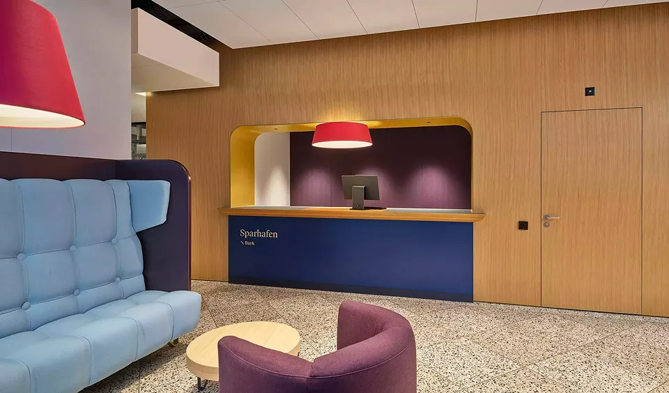 Mur en chêne marquant l'espace avec guichet client encastré